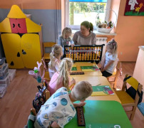 Dzieci podczas zajęć z zakresu matematyki 