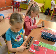Dwie dziewczynki podczas zajęć z matematyki 