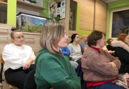 Osoby siedzą na krzesłach. Uczestnicy spotkania z dietetykiem 