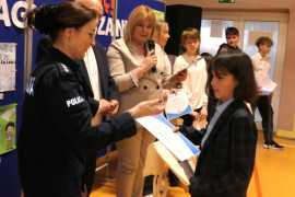 Chłopiec podczas odbierania nagród za udział w konkursie
