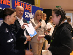 Dziewczynka odbiera nagrody za udział w konkursie 