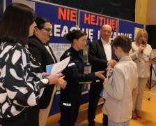 Moment wręczenia nagród. Nagrodę odbiera chłopiec 