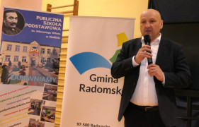Mężczyzna trzyma w ręku mikrofon. Mężczyzna przemawia 