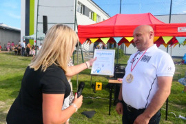 Moment wręczania podziękowań 