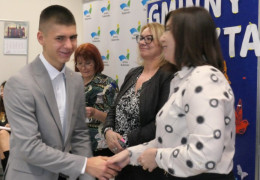 Chłopiec z rąk kobiety odbiera nagrodę 