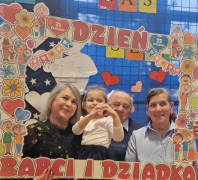 Dwie kobiety, mężczyzna i dziecko