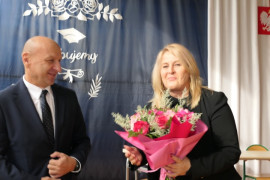 Wójt Gminy wręcza kwiaty dyrektor PSP w Kietlinie 