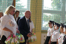 Wójt wręcza upominki pierwszakom 