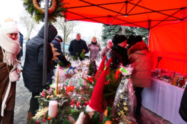 Stoisko bożonarodzeniowe podczas kiermaszu 