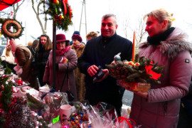 Osoby podczas oglądania ozdób świątecznych 