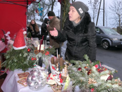 Ozdoby  świąteczne i osoby je oglądające 