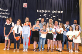 Grupa osób na wspólnym zdjęciu 