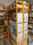 Regały z książkami w bibliotece PSP w Kietlinie 