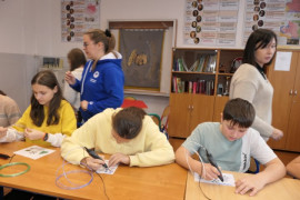 Uczniowie podczas edukacyjnych warsztatów z wykorzystaniem długoposów 3D