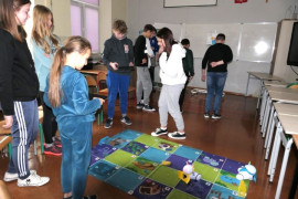 Uczniowie podczas edukacyjnych warsztatów z wykorzystaniem podłogi  interaktywnej 