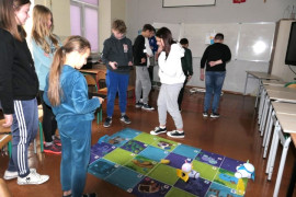Uczniowie podczas edukacyjnych warsztatów z wykorzystaniem podłogi  interaktywnej 