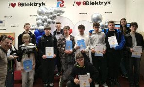 Grupa osób na wspólnym zdjęciu 