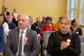 Wójt Gminy Radomsko i dyrektor PSP w Kietlinie - obje w odświętnych strojach, w klapach ubrań wpięte mają biało-czerwone kotyliony