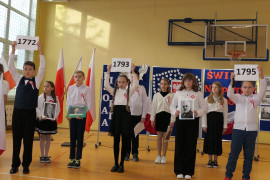 Uczniowie w galowych strojach podczas uroczystego apelu z okazji Narodowego Święta Niepodległości