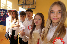 Uczniowie w galowych strojach podczas akademii z okazji Narodowego Święta Niepodległości 