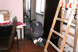 Mężczyzna podczas wykonywania prac remontowych 