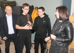 Moment wręczania pucharu