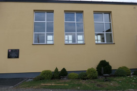 Budynek sali gimnastycznej z wymienionymi oknami