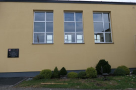 Budynek sali gimnastycznej z wymienionymi oknami