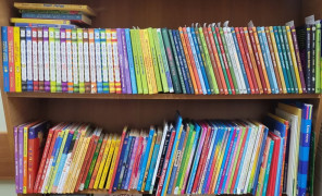 Książki na regałach bibliotecznych 
