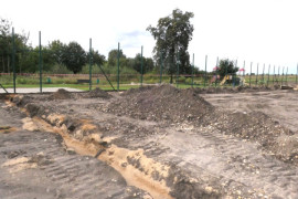 Trwa remont boiska sportowego. Widać hałdy ziemi