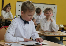 Chłopiec czyta książkę 