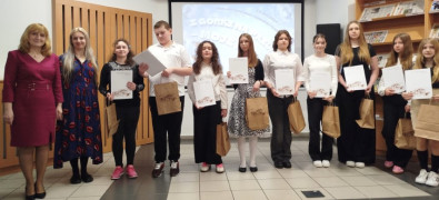 Grupa osób - laureaci konkursu plastycznego