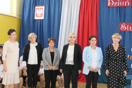 Grupa osób - nagrodzeni nauczyciele PSP w Płoszowie 