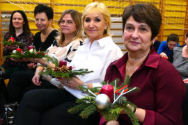 Kobiety trzymające w ręku świąteczne stroiki 