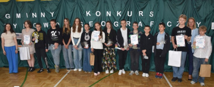 Grupa osób: dziewczęta i chłopcy stoją obok siebie. Uczestnicy konkursu