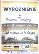 Dyplom: widoczne napisy i rozłożona książka 