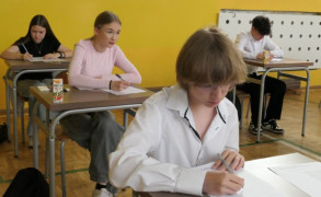 Uczniowie podczas rozwiązywania testu