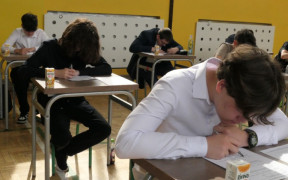Uczniowie podczas rozwiązywania testu