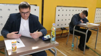 Uczniowie podczas rozwiązywania testu