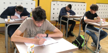 Uczniowie podczas rozwiązywania testu