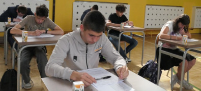 Uczniowie podczas rozwiązywania testu