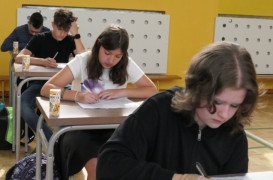 Uczniowie podczas rozwiązywania testu