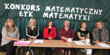 Sześć kobiety siedzi obok siebie. Kobiety zasiadają w jury konkursowym 