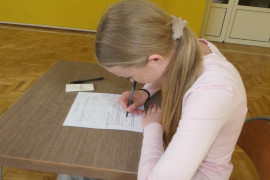 Uczennica podczas rozwiązywania testu