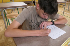 Uczeń podczas rozwiązywania testu 