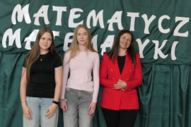 Dwie nastolatki i kobieta stoją obok siebie