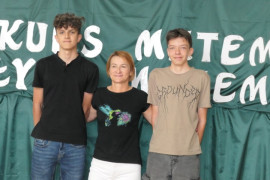 Dwaj chłopcy i kobieta stoją obok siebie
