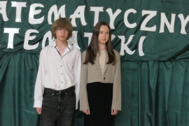 Dziewczyna i chłopak stoją obok siebie. Uczestnicy konkursu 