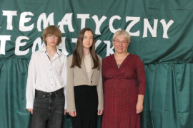 Dziewczyna, chłopak i kobieta stoją obok siebie