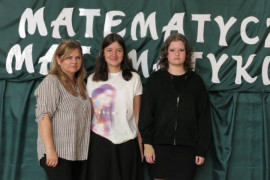 Dwie nastolatki i kobieta stoją obok siebie